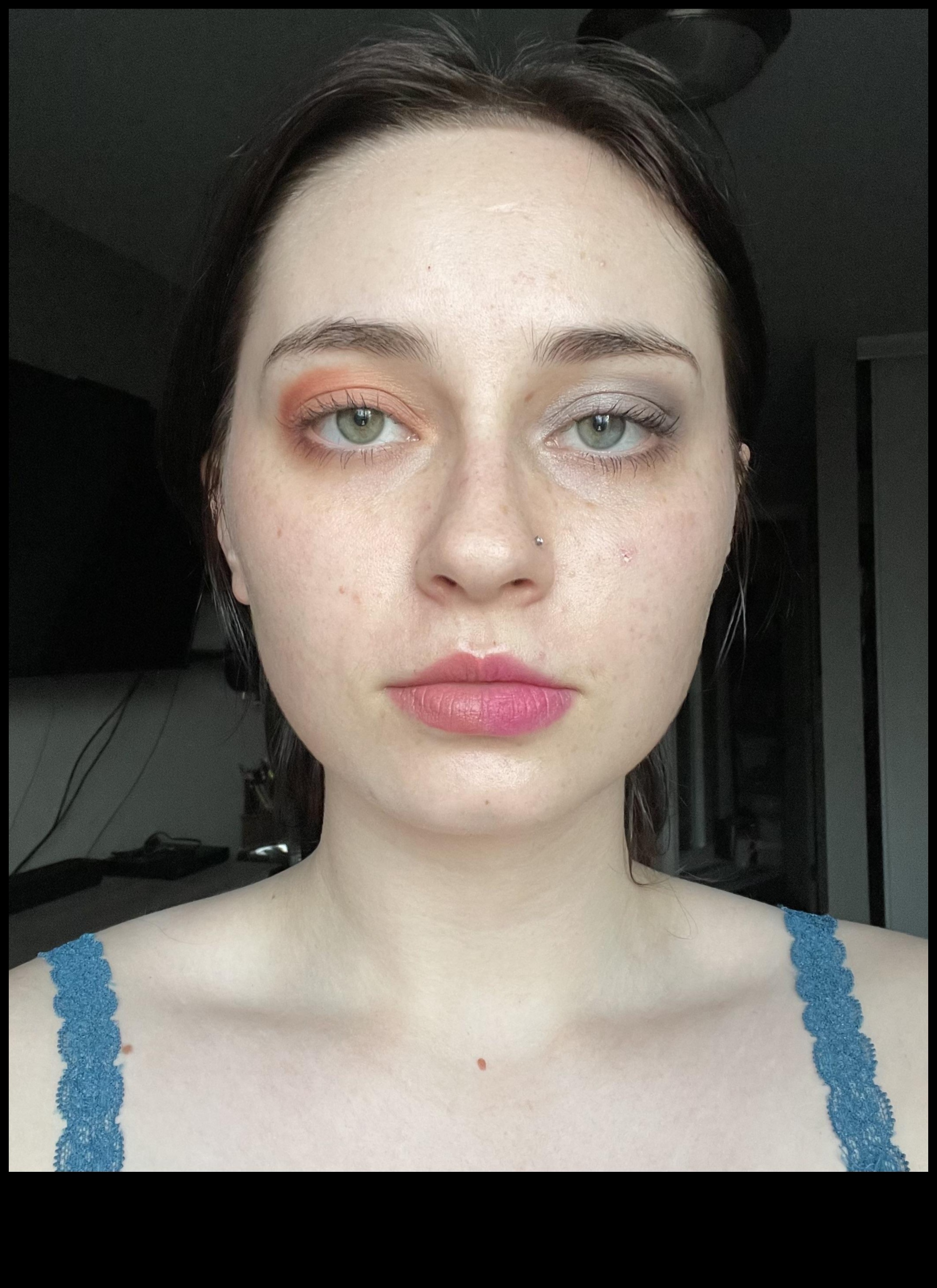 موازنة الألوان الدافئة والباردة: تحقيق الانسجام في لوحة مكياجك الطبيعية