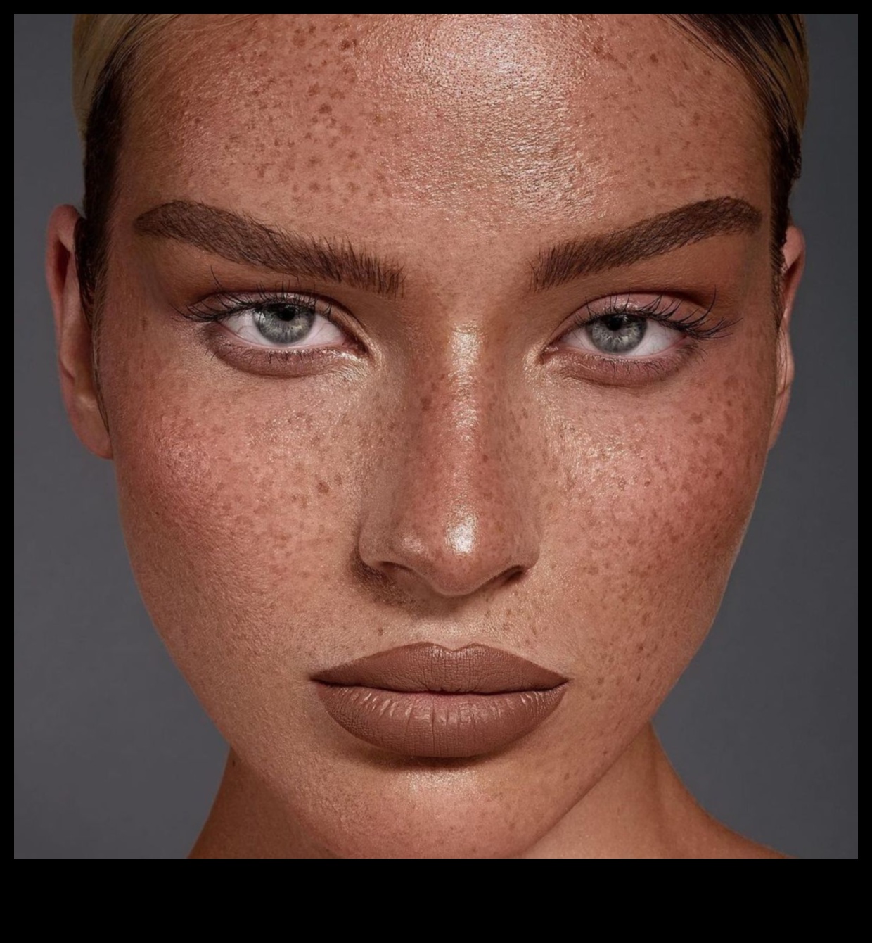 أنيقة ذات وجه جديد: التنقل في عالم مظاهر المكياج بدون مكياج