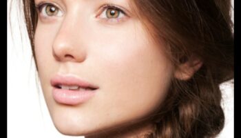 أنيقة ذات وجه جديد: التنقل في عالم مظاهر المكياج بدون مكياج