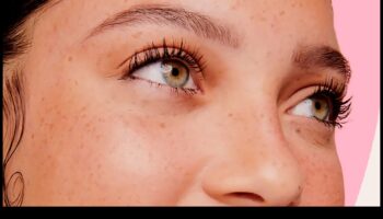 عجائب مضادة للماء: تحدي الدموع والرطوبة باستخدام الماسكارا التي تدوم طويلاً