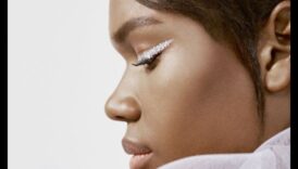 قوة المعادن: احتضان اللمعان واللمعان في مكياج جلام