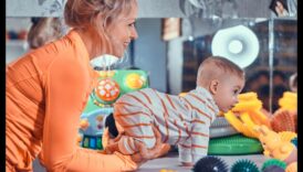 انتصارات صغيرة: الاحتفال بالإنجازات مع ألعاب الطفل الأولى