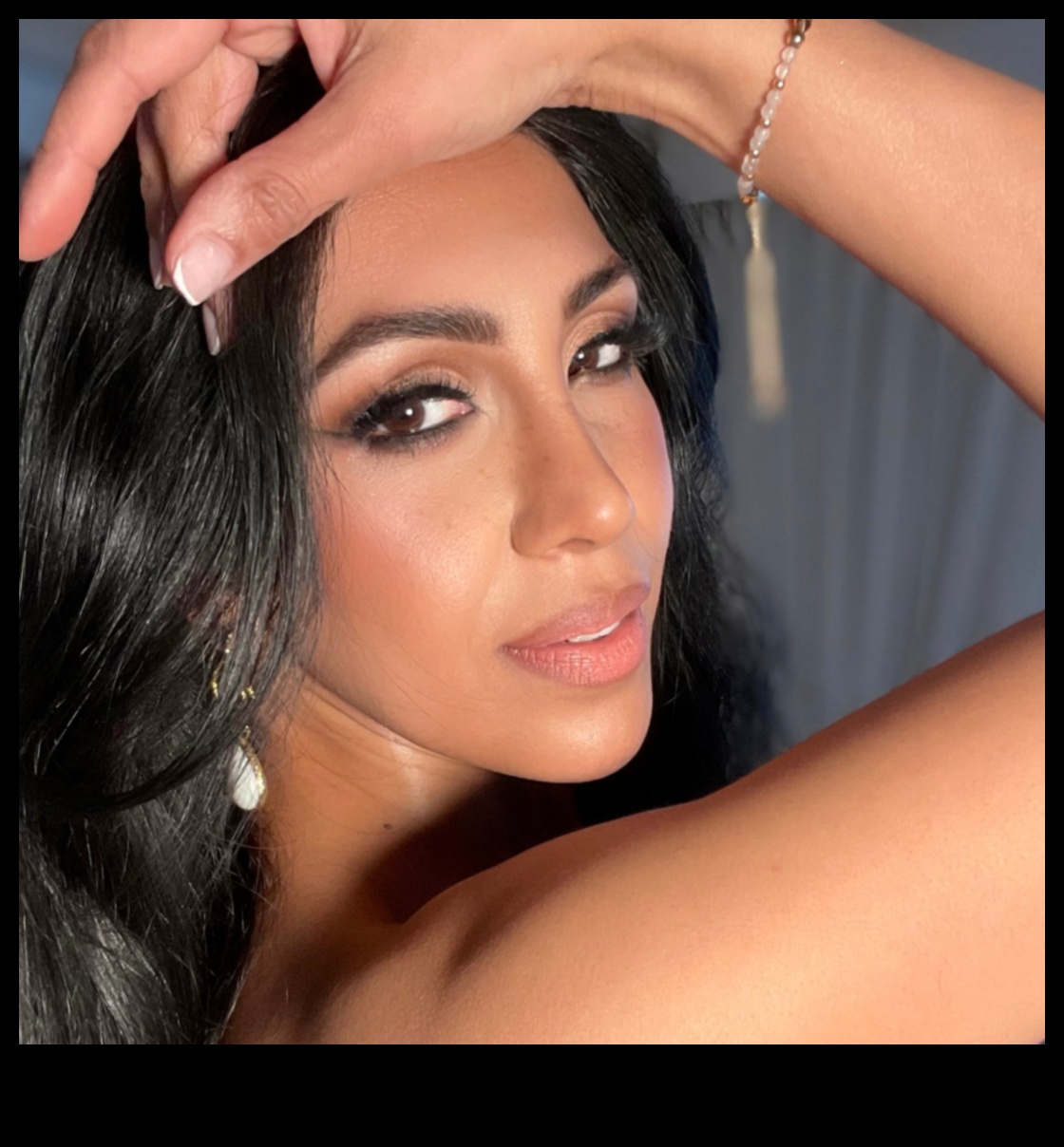 بريق بدون جهد: التنقل بين تقنيات الماكياج السريعة والسهلة للأيام المزدحمة