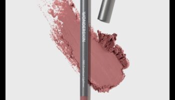 ملامح ملونة: تجربة الألوان الفريدة لمحدد الشفاه