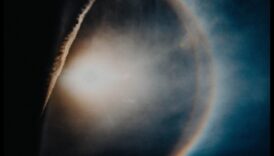 كسوف الخلود: التحديق في العالم الكوني الخالد