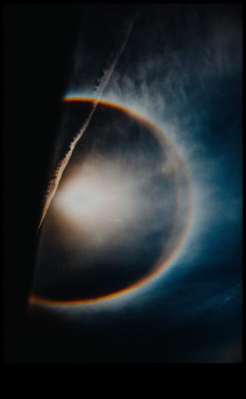 كسوف الخلود: التحديق في العالم الكوني الخالد